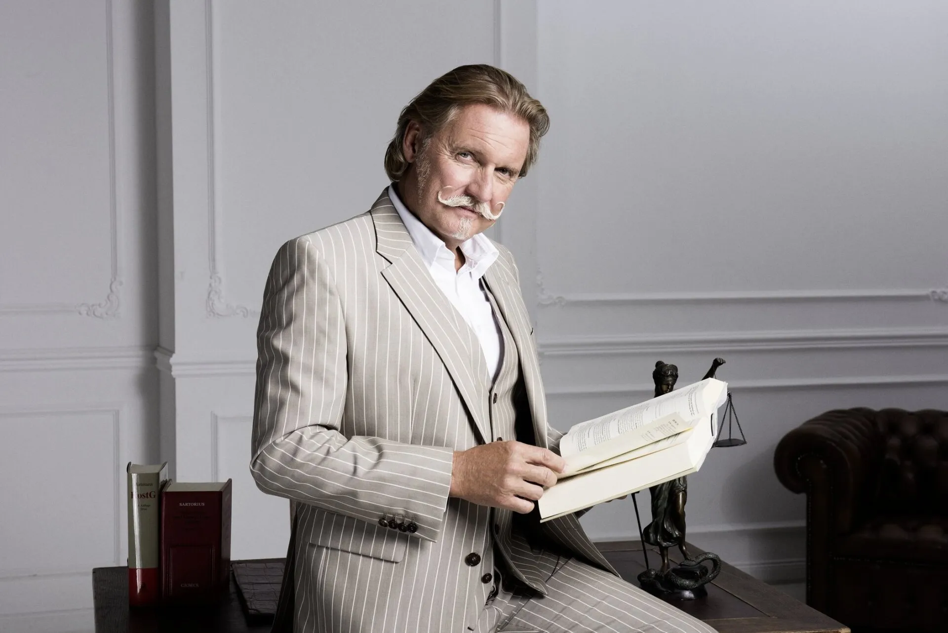 Ein Bild von Ingo Lenßen im Hintergrund